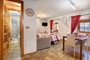 Iron/ironing board, free WiFi, bed sheets