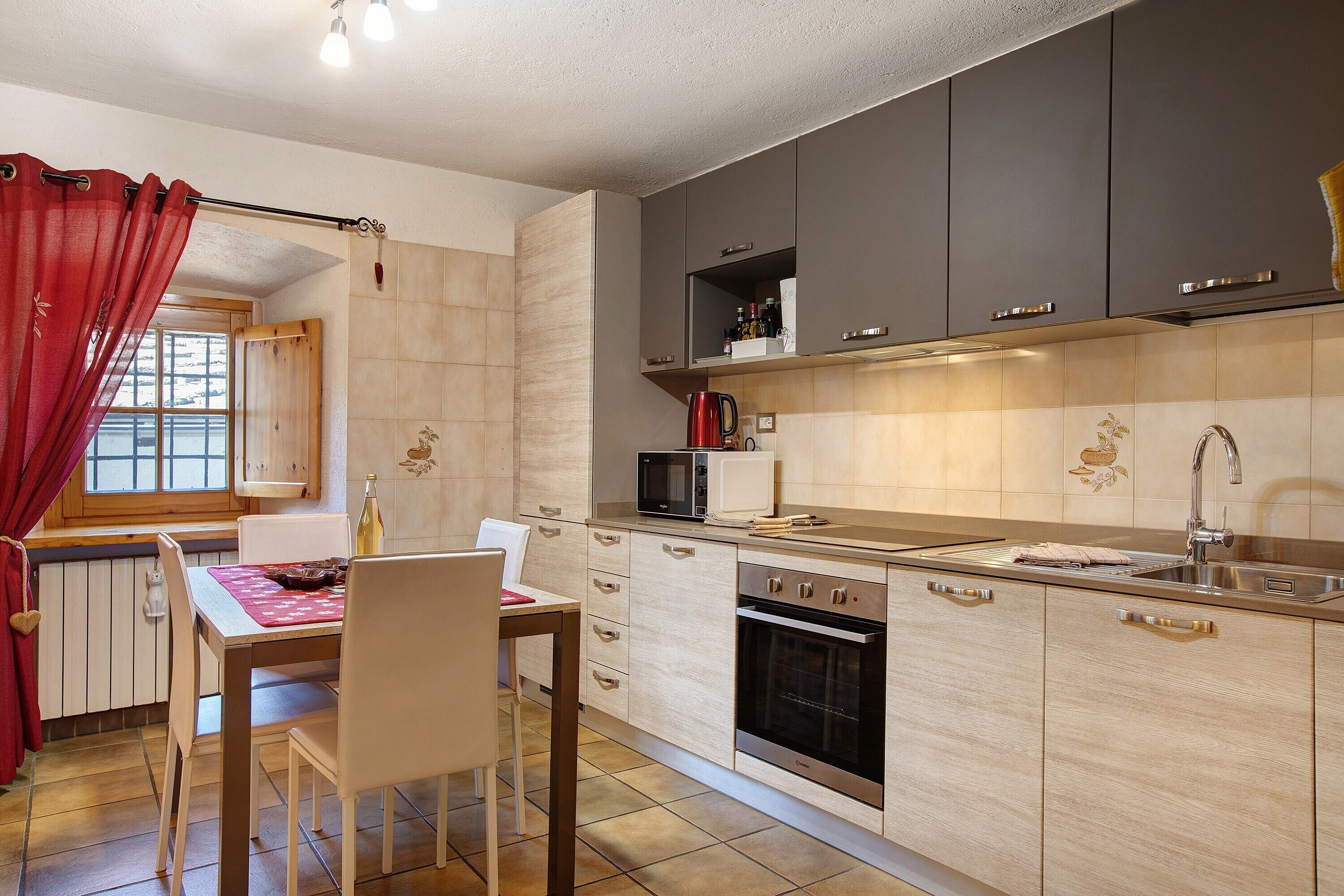 Jääkaappi, mikroaaltouuni, uuni, liesi