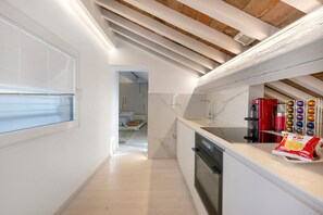 Fridge, oven, stovetop, dishwasher