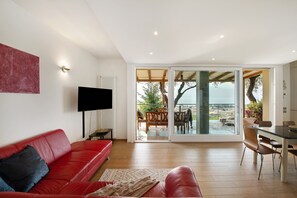 TV - Villa 'Savi Lake View and Pool' with Lake View, Wi-Fi and Air Conditioning (Torri del Benaco)