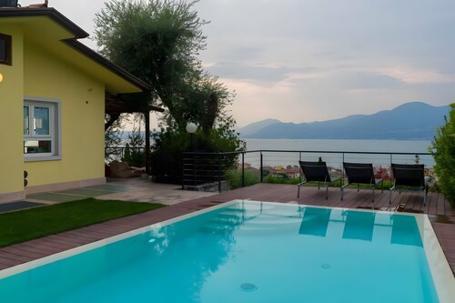 Villa 'Savi Seeblick und Pool' mit Seeblick, Wi-Fi und Klimaanlage