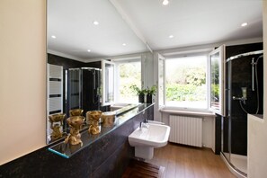 Een douche, een haardroger, handdoeken