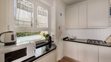 Réfrigérateur, micro-ondes, four, plaque de cuisson