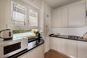 Fridge, microwave, oven, stovetop - Villa 'Savi Lake View and Pool' with Lake View, Wi-Fi and Air Conditioning (Torri del Benaco)