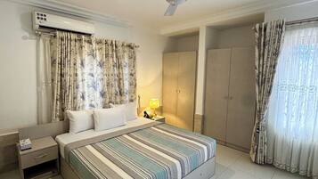 Apartamento | Cofres nos quartos, escrivaninha, espaço de trabalho para notebook