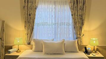 Caja de seguridad en la habitación y escritorio