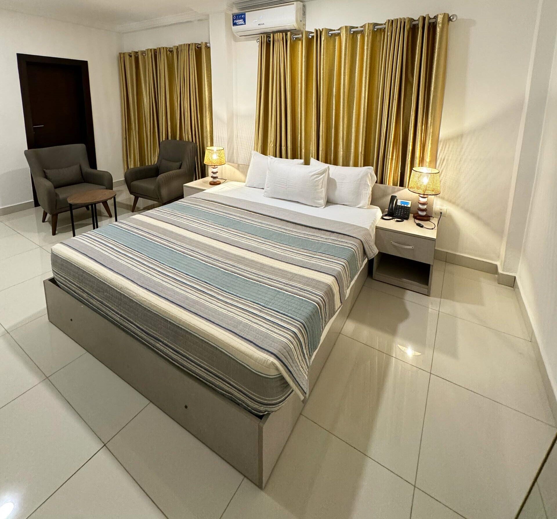 雙人房 | 房內夾萬、書桌、手提電腦工作空間、免費 Wi-Fi