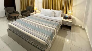 Habitación doble | Caja fuerte, escritorio, espacio para trabajar con un portátil