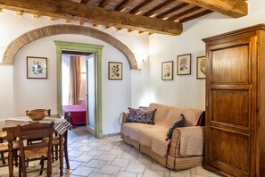 TV - Apartment 'Ilaria' with Shared Pool, Wi-Fi and Air Conditioning (Campiglia Marittima)