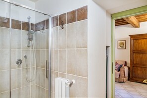 Shower, hair dryer, towels - Apartment 'Ilaria' with Shared Pool, Wi-Fi and Air Conditioning (Campiglia Marittima)