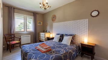 1 habitación, tabla de planchar con plancha, wifi gratis y ropa de cama