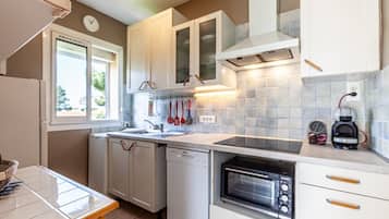 Kjøleskap, mikrobølgeovn, ovn og kokeplater