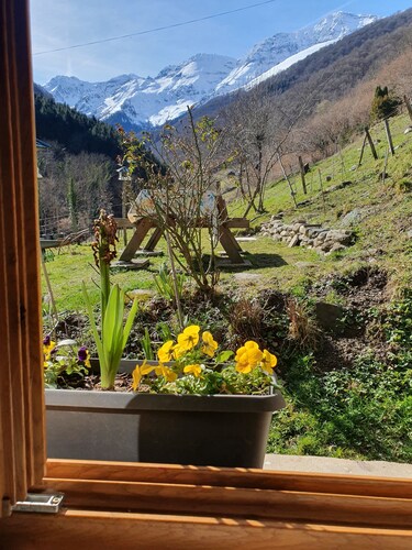 Holiday Home "La Cardabelle" – Nature Retreat in Bonac-Irazein, Private Garden, Mountain Views