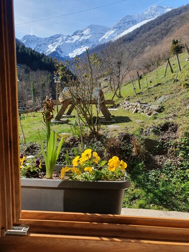 Holiday Home "La Cardabelle" – Nature Retreat in Bonac-Irazein, Private Garden, Mountain Views