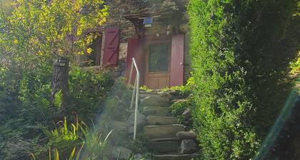 Holiday Home "La Cardabelle" – Nature Retreat in Bonac-Irazein, Private Garden, Mountain Views