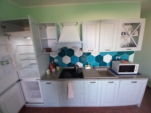 Fridge, microwave, stovetop, dishwasher - Apartment 'Lentischio' with Sea View and Private Terrace (Torre dei Corsari)