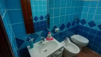 Een douche, een haardroger, handdoeken