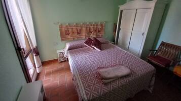 2 slaapkamers, een strijkplank/strijkijzer, beddengoed