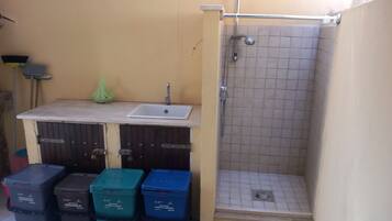 Shower, hair dryer, towels