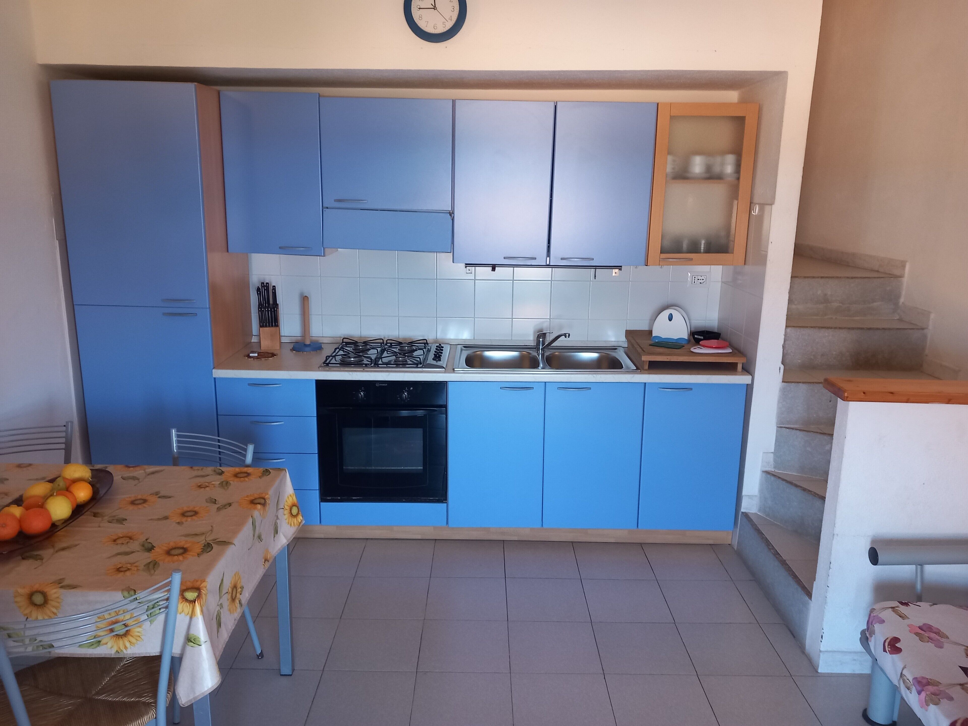 Refrigerador, microondas, placa de cocina, utensilios de cocina