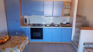 Refrigerador, microondas, placa de cocina, utensilios de cocina