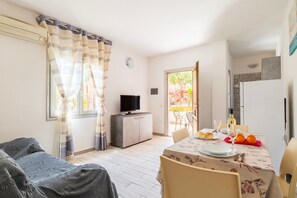 Dining - Apartment 'Eden' with Shared Terrace and Air Conditioning (Àrbatax)