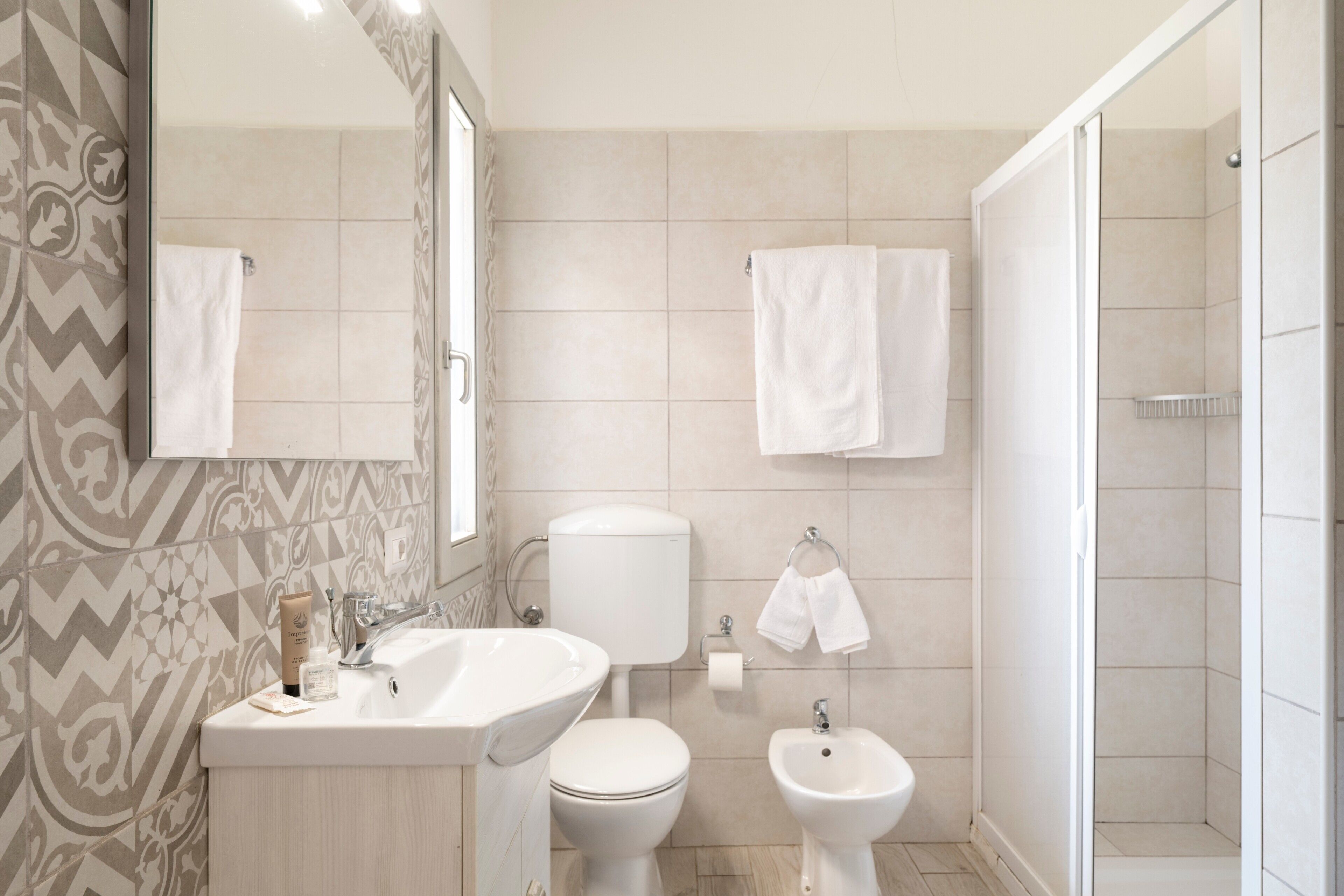 Een douche, een haardroger, handdoeken