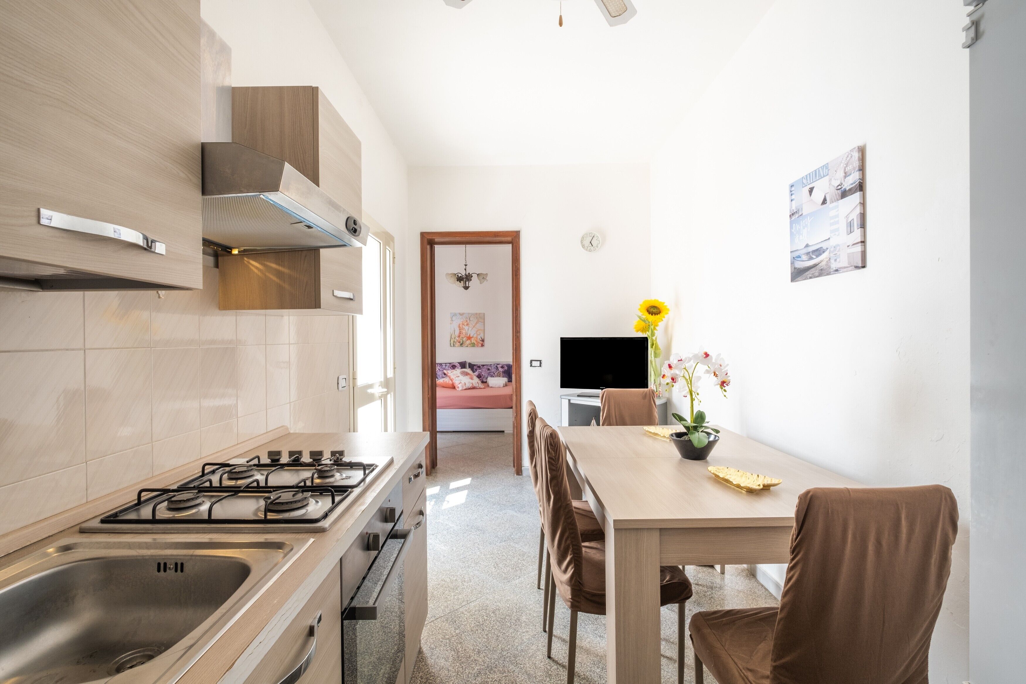 Kühlschrank, Ofen, Herdplatte, Kochgeschirr/Geschirr/Besteck