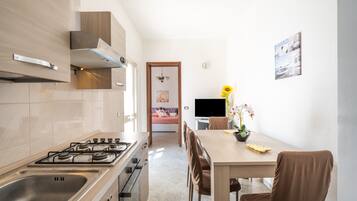 Kühlschrank, Ofen, Herdplatte, Kochgeschirr/Geschirr/Besteck