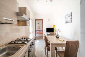 Kylskåp, ugn, spishäll och grytor/köksredskap