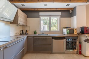 Fridge, microwave, oven, stovetop - Villa 'Aix En Provence' with Private Terrace, Wi-Fi and Air Conditioning (Aix-en-Provence)
