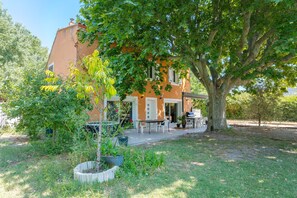 Outdoor dining - Villa 'Aix En Provence' with Private Terrace, Wi-Fi and Air Conditioning (Aix-en-Provence)