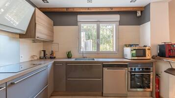 冷蔵庫、電子レンジ、オーブン、コンロ