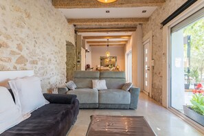 TV - Villa 'Aix En Provence' with Private Terrace, Wi-Fi and Air Conditioning (Aix-en-Provence)