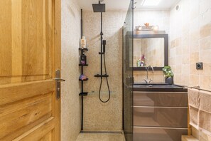 Dusche, Haartrockner, Handtücher