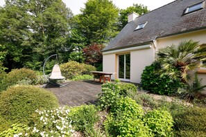 Terrace/patio - Holiday Home 'Au Milieu D'un Parc Arboré' with Private Terrace, Private Garden and Wi-Fi (Le Faouët)