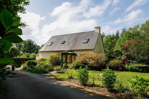 Exterior - Holiday Home 'Au Milieu D'un Parc Arboré' with Private Terrace, Private Garden and Wi-Fi (Le Faouët)