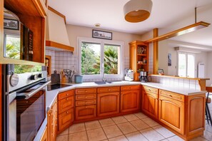 Fridge, microwave, oven, stovetop - Holiday Home 'Au Milieu D'un Parc Arboré' with Private Terrace, Private Garden and Wi-Fi (Le Faouët)