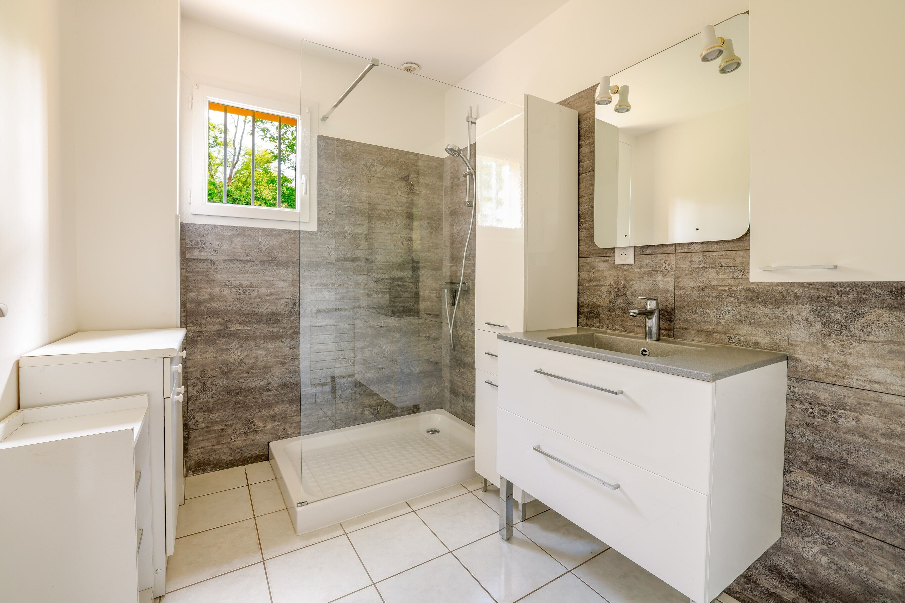 Dusche, Haartrockner, Handtücher