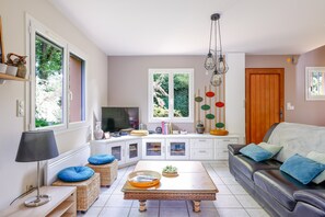 TV, fireplace - Holiday Home 'Au Milieu D'un Parc Arboré' with Private Terrace, Private Garden and Wi-Fi (Le Faouët)