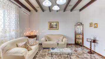 Télévision, cheminée