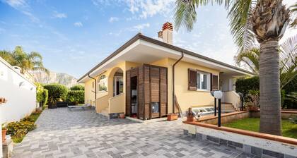 Holiday Home 'Ohana' with Sea View, Wi-Fi and Air Conditioning