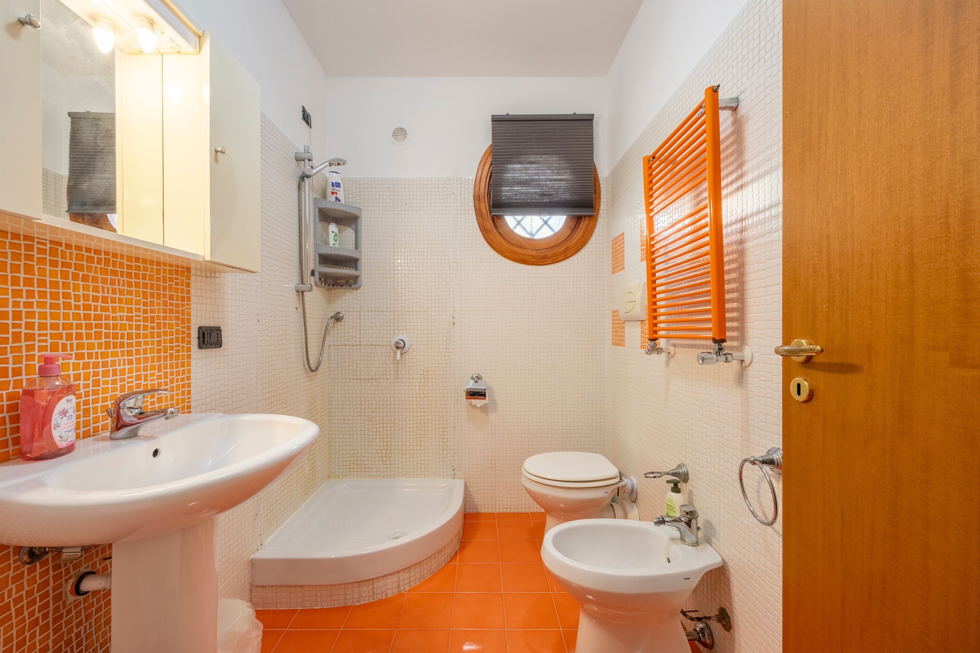 Une salle de bain équipée d’un lavabo, de toilettes, d’une baignoire et d’une douche.