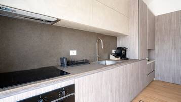 Frigorifero, microonde, forno, piano cottura