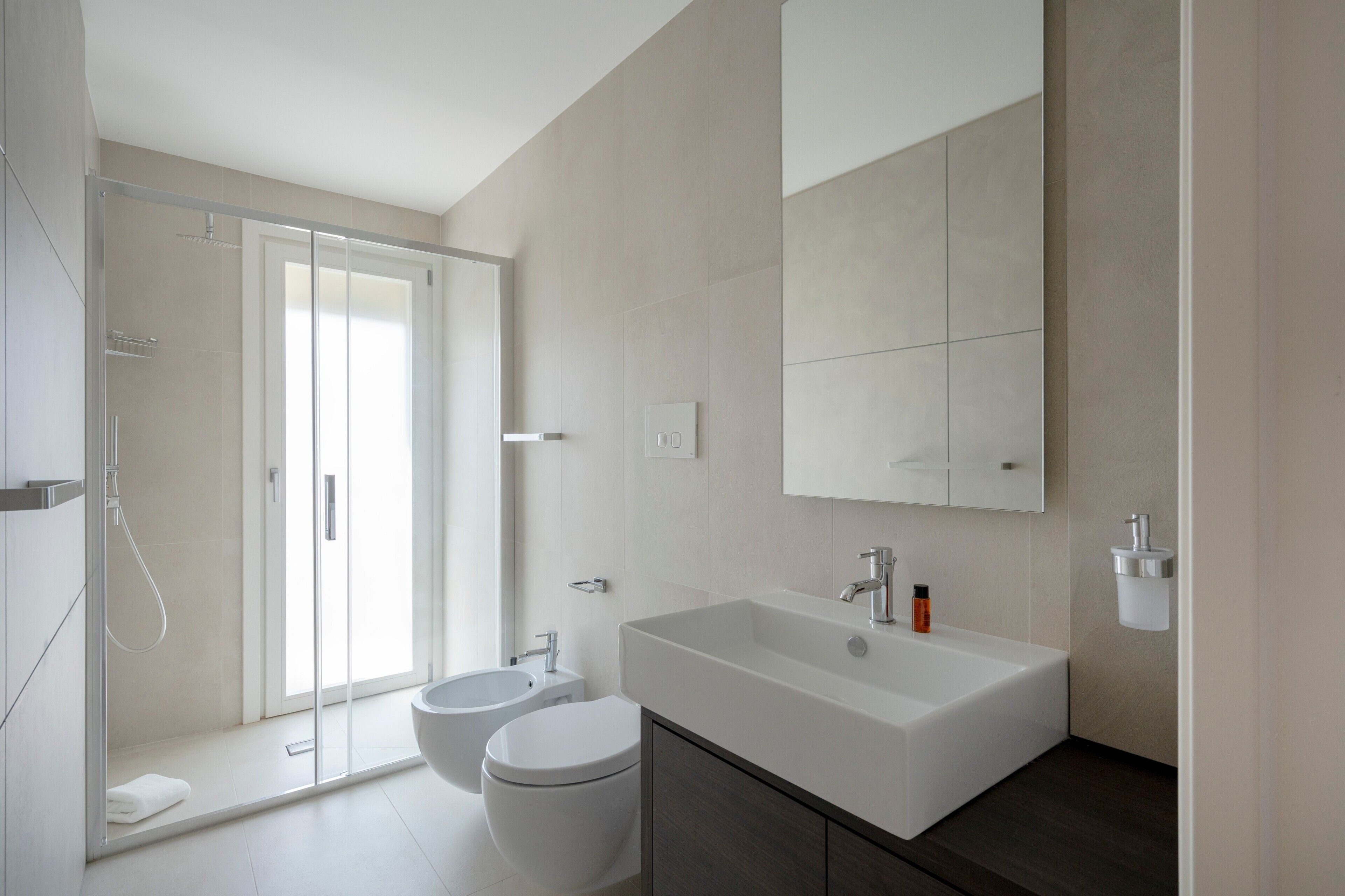 Douche, sèche-cheveux, serviettes fournies