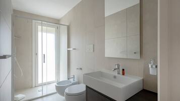 Douche, sèche-cheveux, serviettes fournies