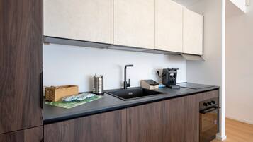 Frigorifero, microonde, forno, piano cottura