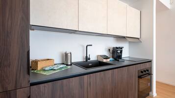 Frigorifero, microonde, forno, piano cottura