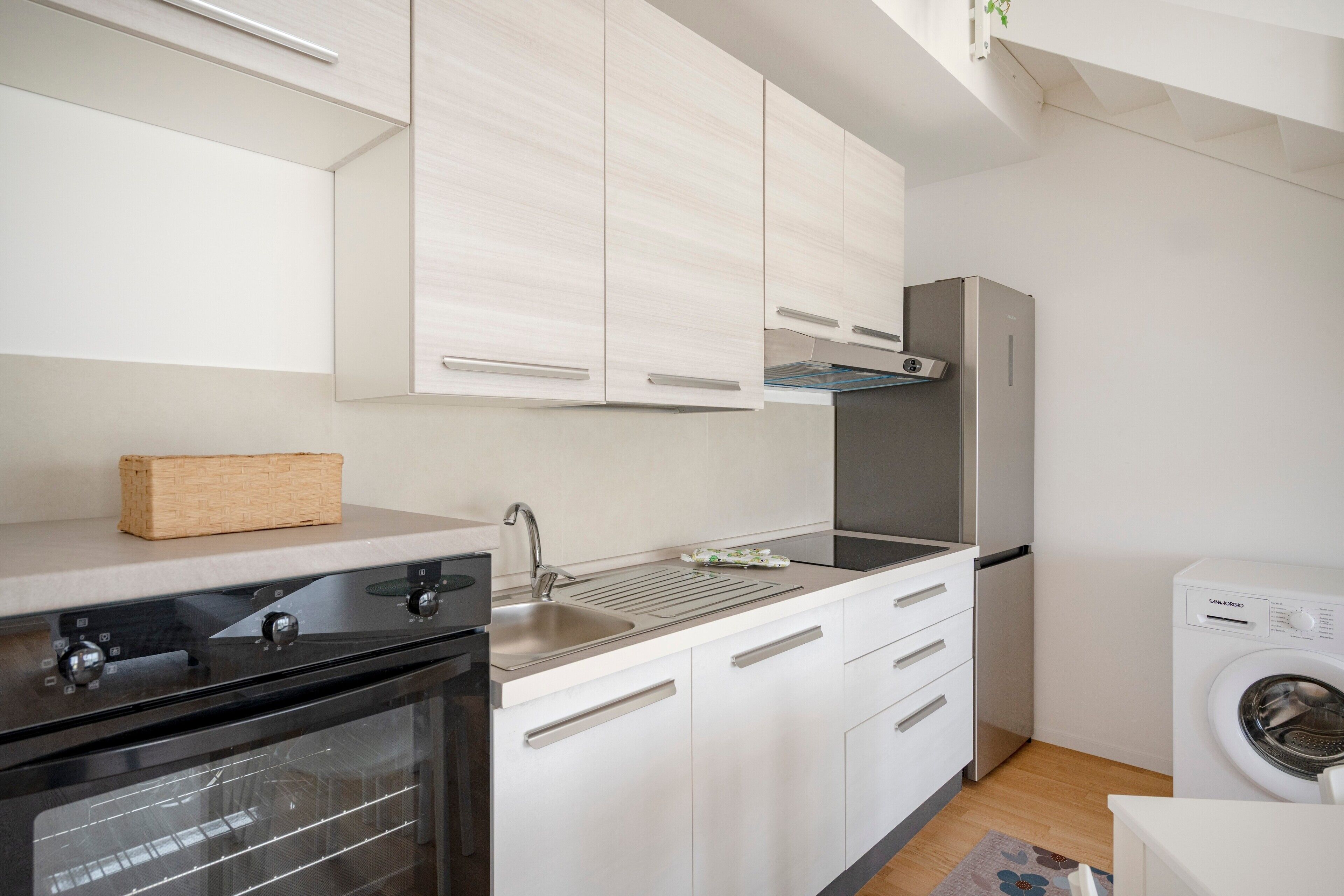 Frigorifero, microonde, forno, piano cottura