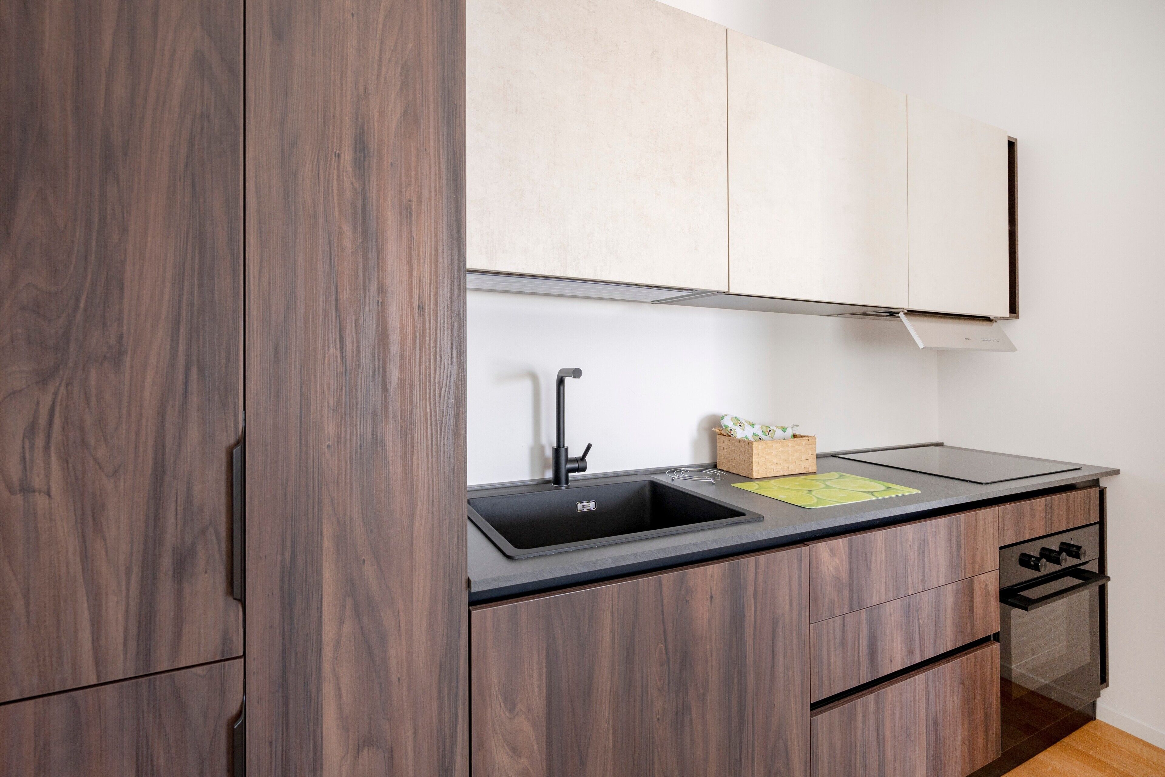 Frigorifero, microonde, forno, piano cottura